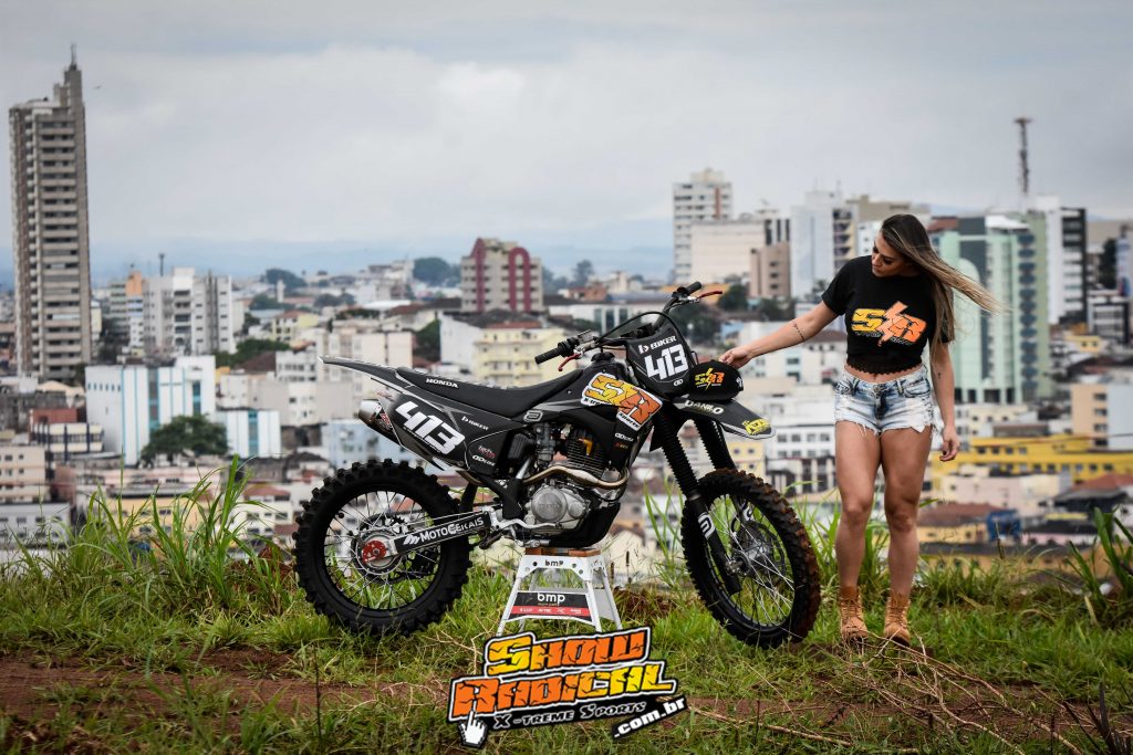 Conhe&ccedil;a a CRF 230SR apresentada pela modelo Livia Hip&oacute;lito