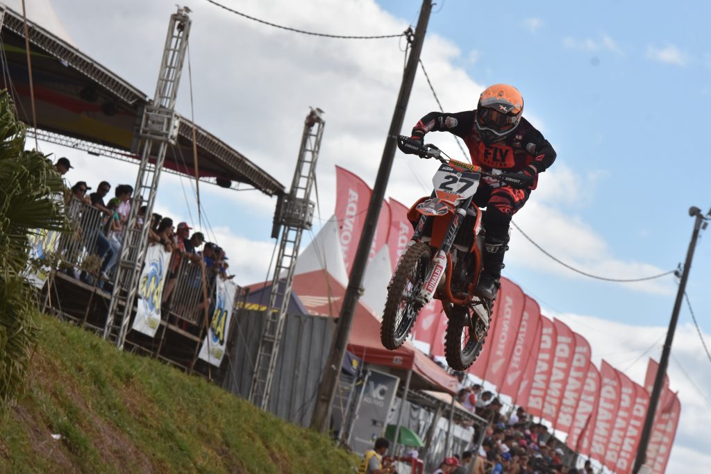 Brasileiro de Motocross em Fama (MG) reuniu 400 inscritos