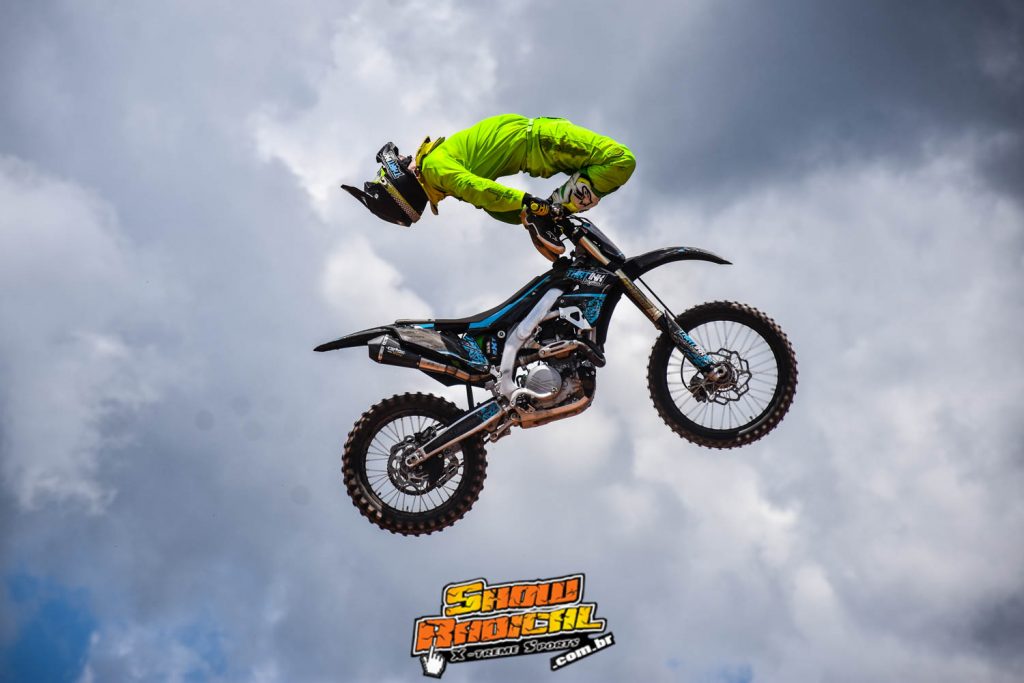 Show de FMX liderado por Tat&aacute; Pelegrino agitou mais uma edi&ccedil;&atilde;o do Extrema Motocross Fest