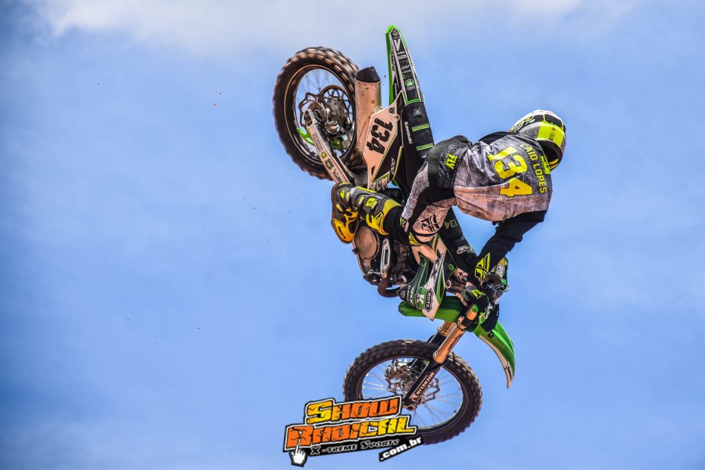 Show de FMX liderado por Tat&aacute; Pelegrino agitou mais uma edi&ccedil;&atilde;o do Extrema Motocross Fest