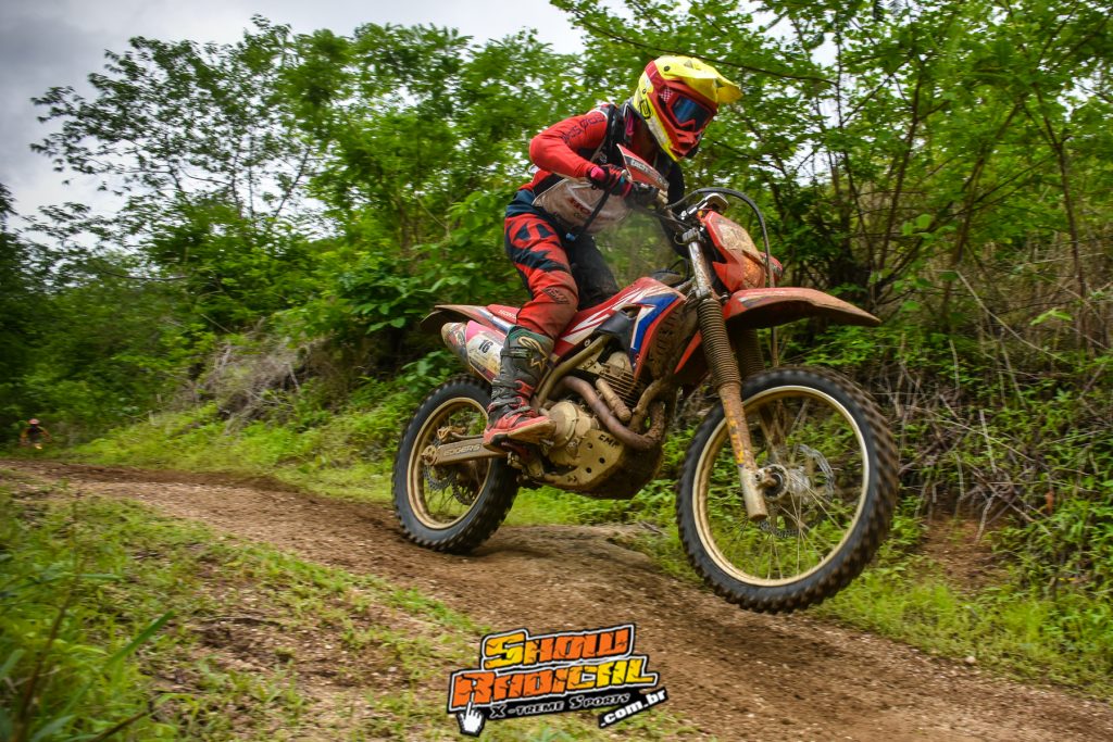 Ap&oacute;s quase 10 horas de prova, D&aacute;rio J&uacute;lio lidera primeiro dia do Rally Cerapi&oacute; 2020