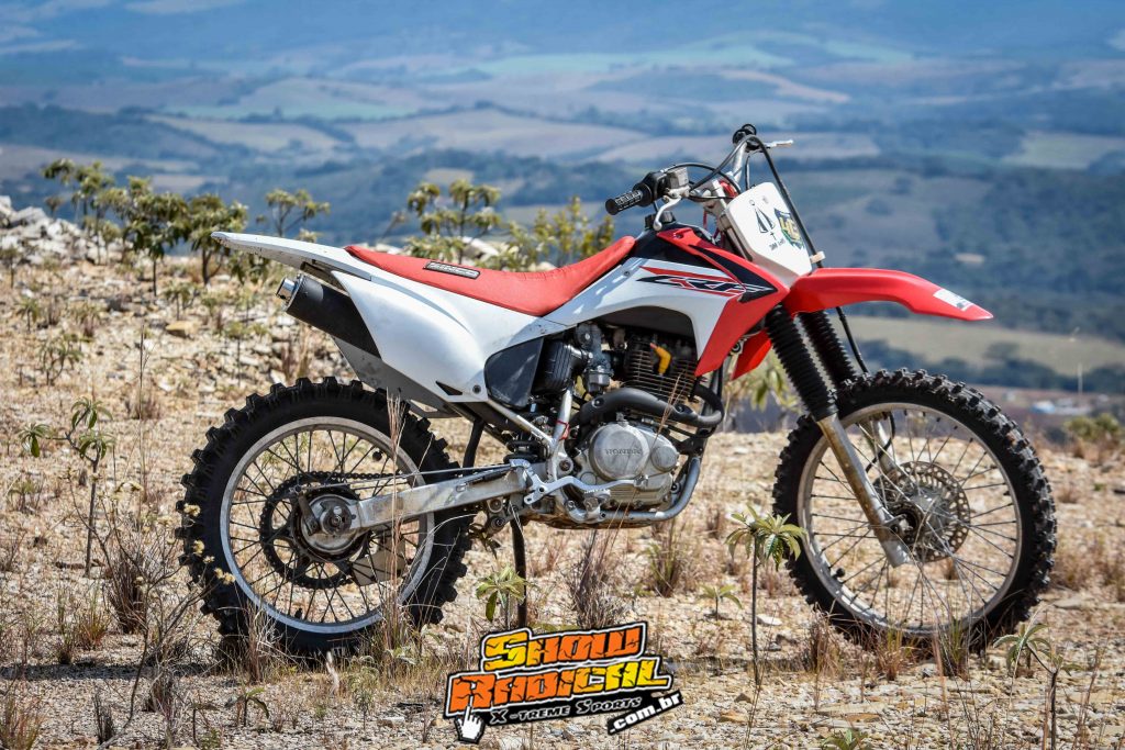 Conhe&ccedil;a a CRF 230SR apresentada pela modelo Livia Hip&oacute;lito