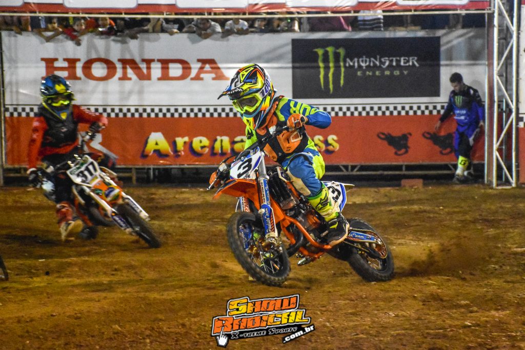 Slin Graphics no topo do p&oacute;dio na 3&ordf; etapa do Arena Cross