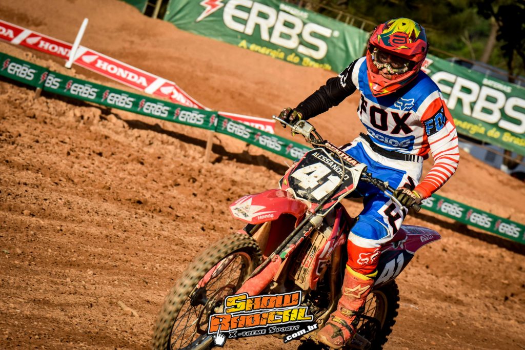 Gustavo Torres conquista em casa t&iacute;tulo de campe&atilde;o brasileiro de motocross na 50cc