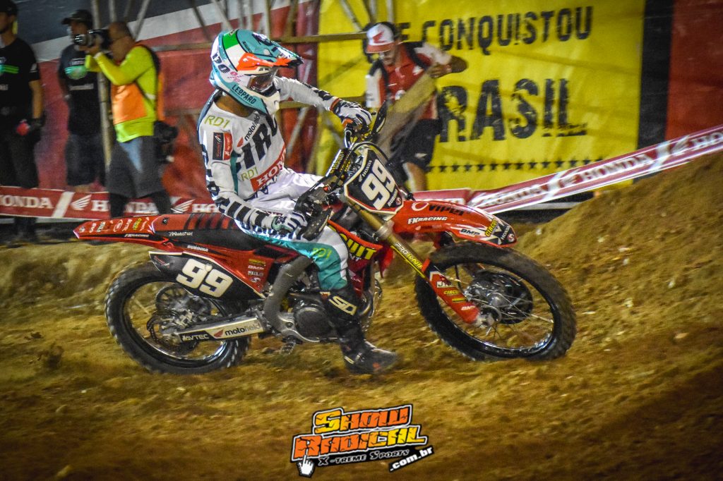 Slin Graphics no topo do p&oacute;dio na 3&ordf; etapa do Arena Cross