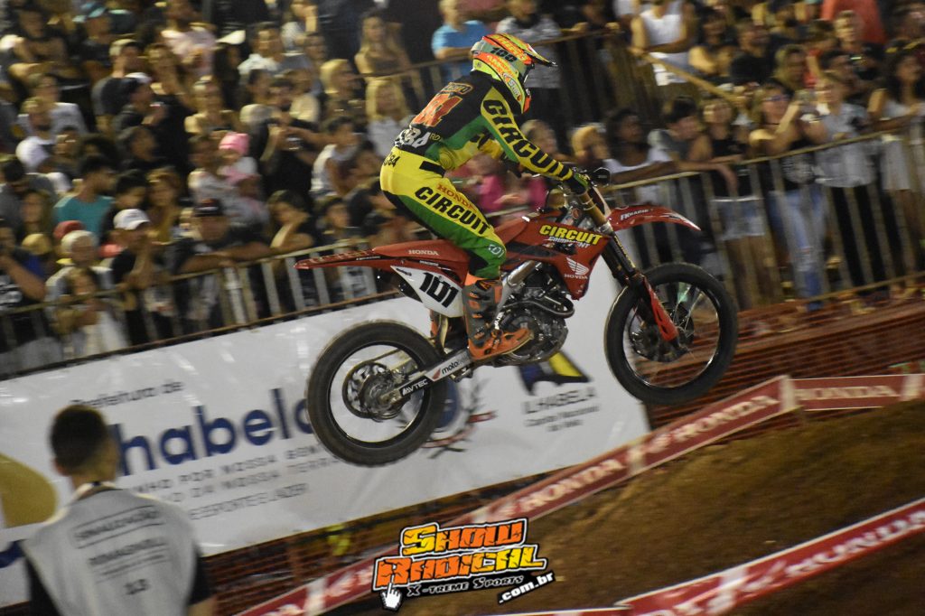 Slin Graphics no topo do p&oacute;dio na 3&ordf; etapa do Arena Cross