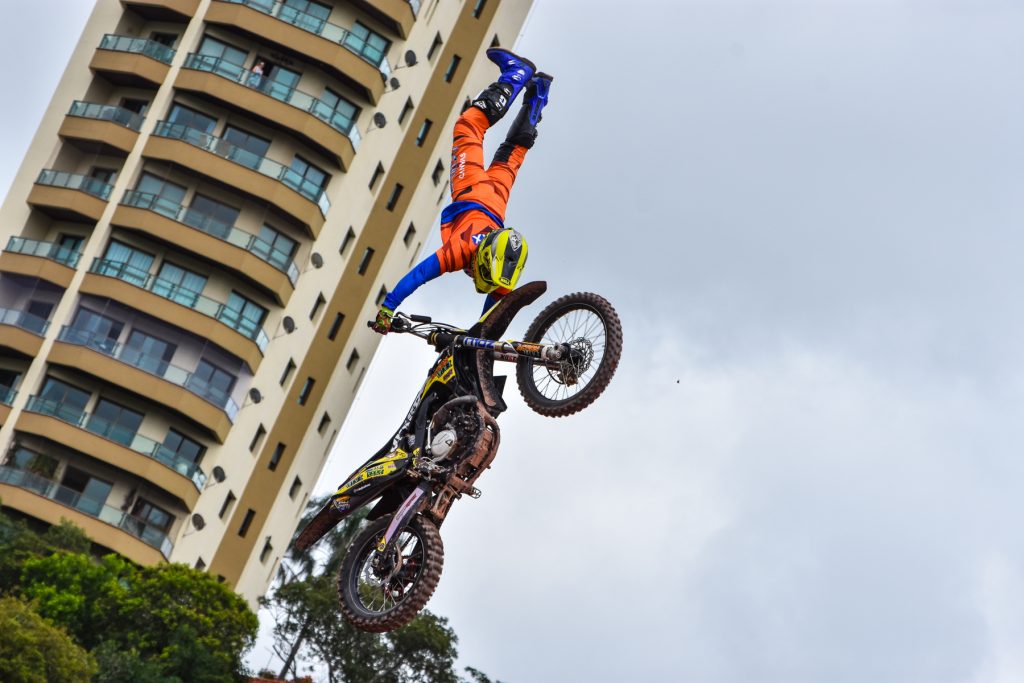 Kiko surpreende e &eacute; Campe&atilde;o do Duelo de Motos