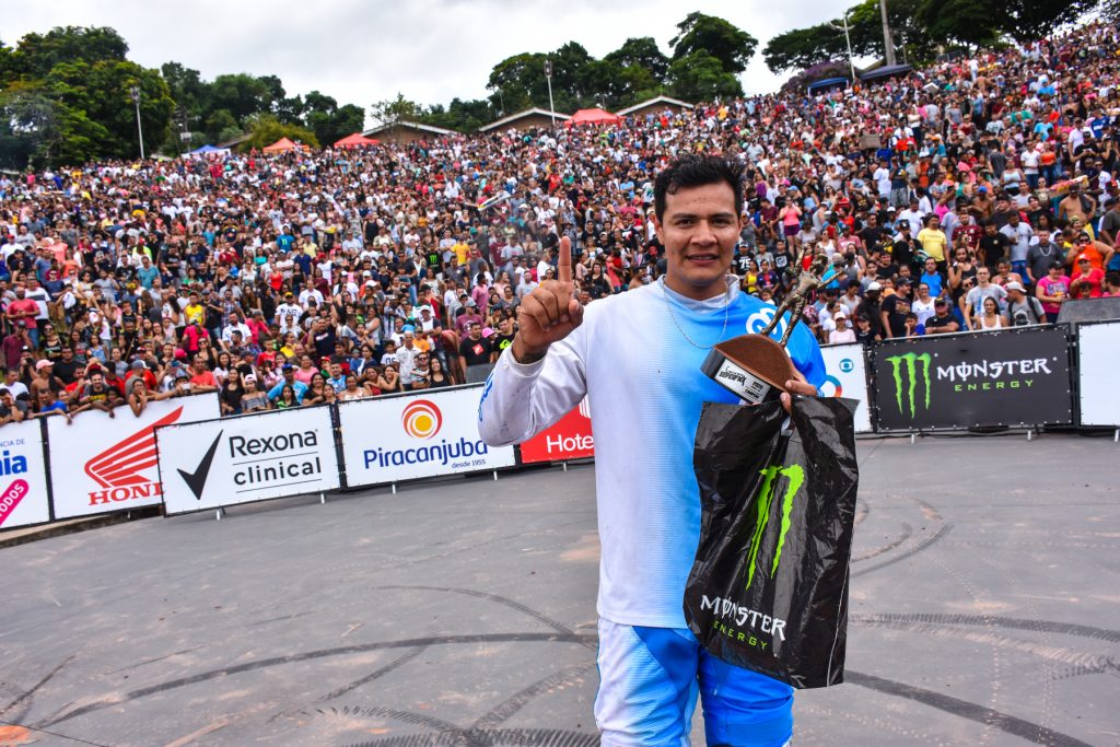 Kiko surpreende e &eacute; Campe&atilde;o do Duelo de Motos