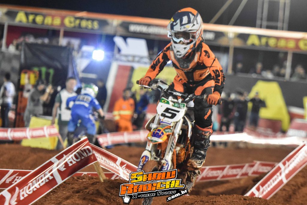 Paulo Alberto d&aacute; show na pista e vence a segunda etapa do Arena Cross em Caraguatatuba
