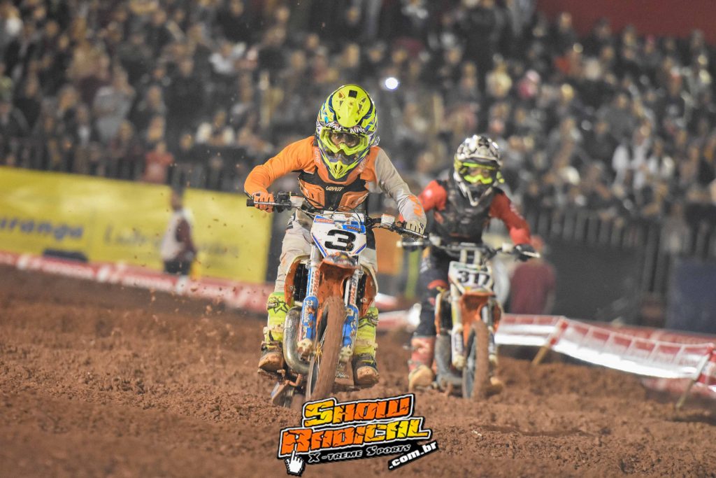 Paulo Alberto d&aacute; show na pista e vence a segunda etapa do Arena Cross em Caraguatatuba