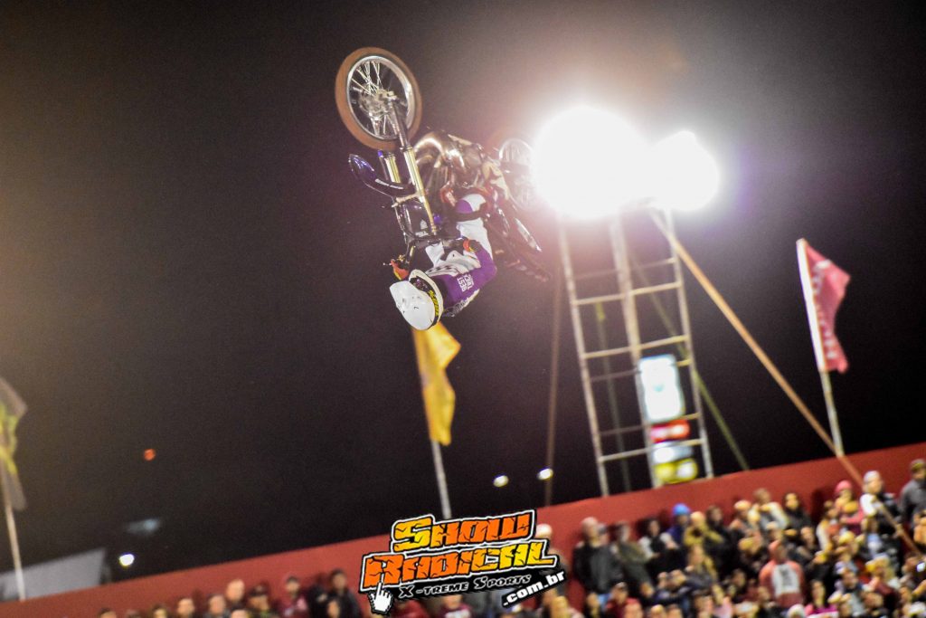 Paulo Alberto d&aacute; show na pista e vence a segunda etapa do Arena Cross em Caraguatatuba