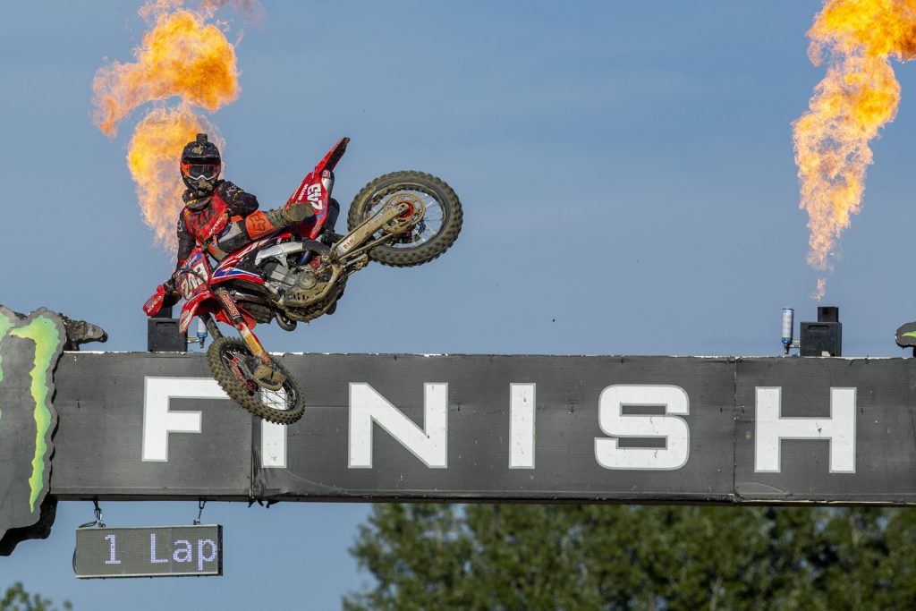Tim Gajser comemora Tri Campeonato Mundial de MX