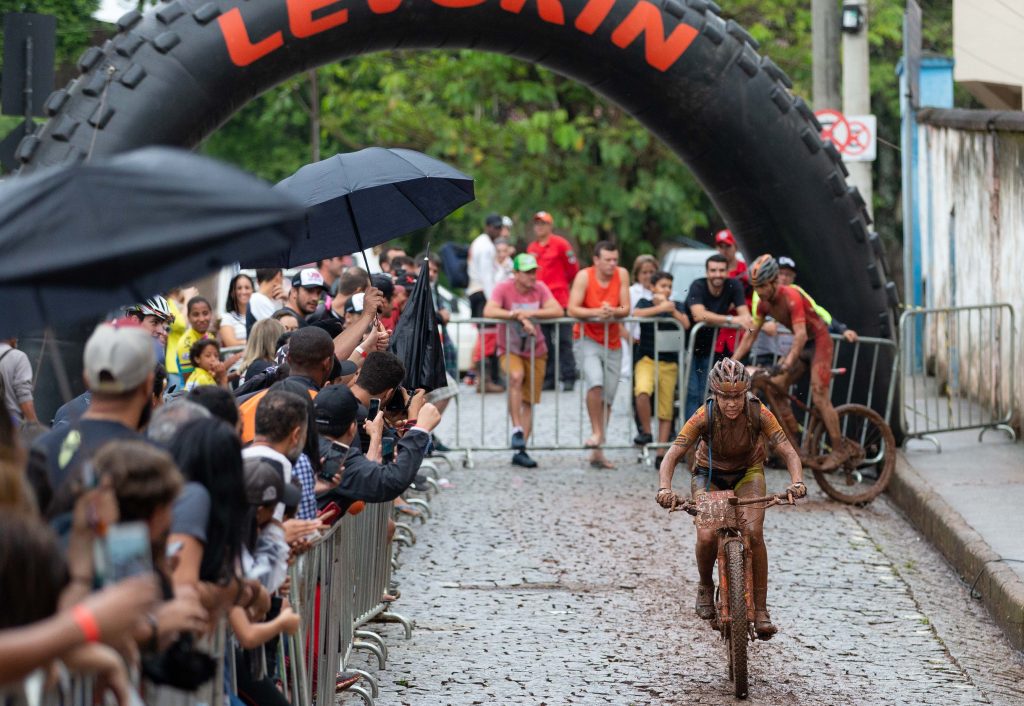 Guilherme Muller e Let&iacute;cia C&acirc;ndido s&atilde;o campe&otilde;es da Maratona de Congonhas