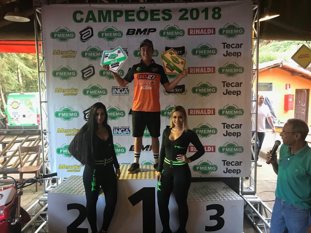 Augustinho Algarve #19 recebe os pr&ecirc;mios da FMEMG