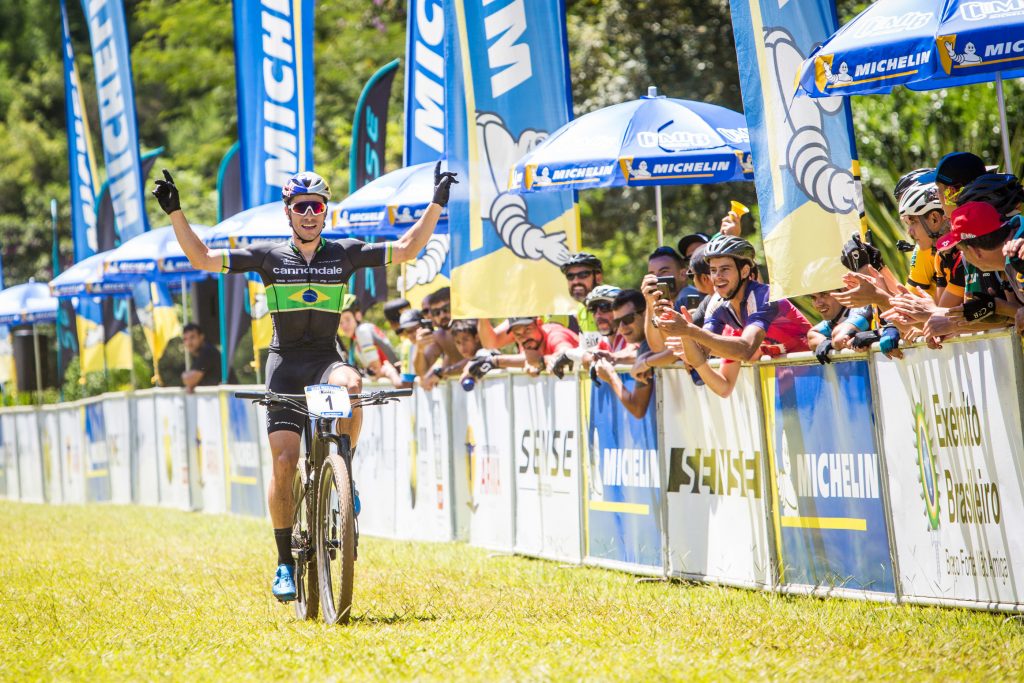 Avancini vence em casa e Jaqueline Mour&atilde;o estreia com vit&oacute;ria no XCC da CIMTB Michelin