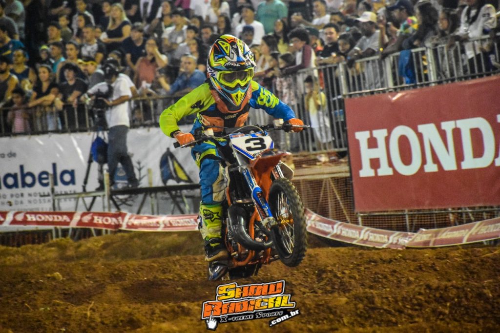 Jetro Salazar vence a terceira etapa do Arena Cross em Ilhabela