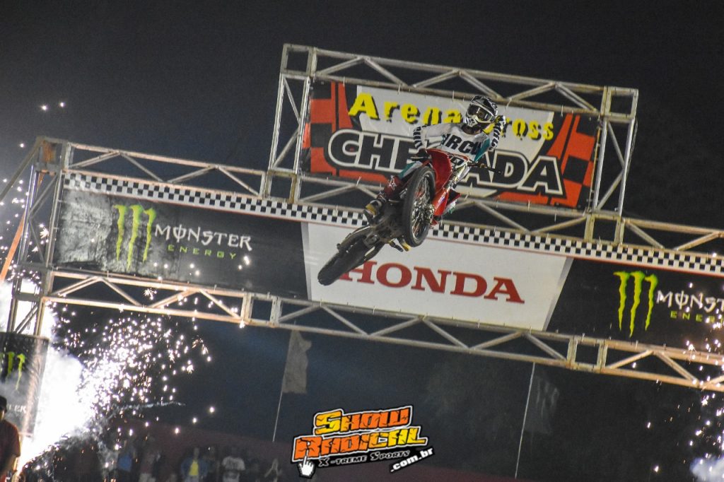 Jetro Salazar vence a terceira etapa do Arena Cross em Ilhabela