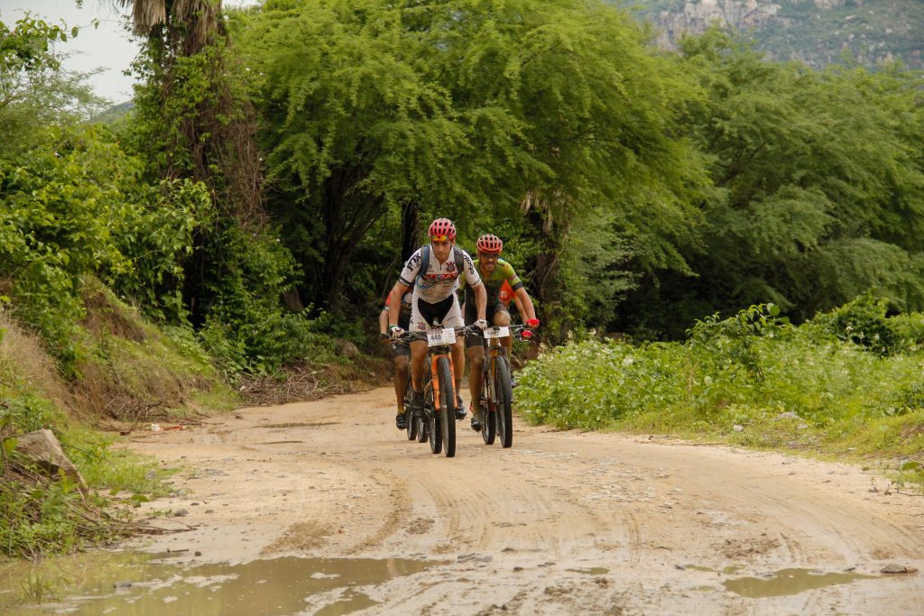 Bikes: solo encharcado exige muito dos atletas na primeira etapa do Cerapi&oacute; 2020