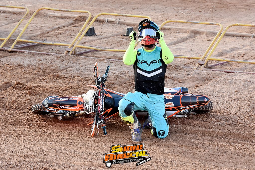 Jonathan Batista #913 no topo do p&oacute;dio na 3&ordf; rodada do BRMX