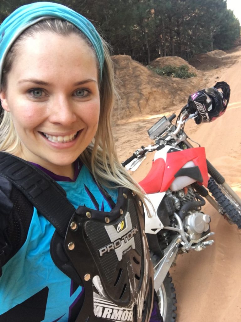 Conhe&ccedil;a Libera Beber a loira que ir&aacute; enfrentar o desafio do Rally dos Sert&otilde;es 2018