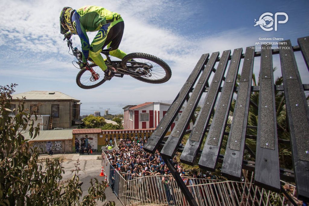Pedro Ferreira foi ao topo do p&oacute;dio em um vertiginoso Red Bull Valpara&iacute;so Cerro Abajo 2019
