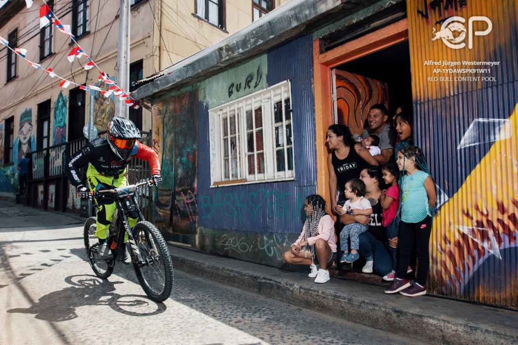 Pedro Ferreira foi ao topo do p&oacute;dio em um vertiginoso Red Bull Valpara&iacute;so Cerro Abajo 2019