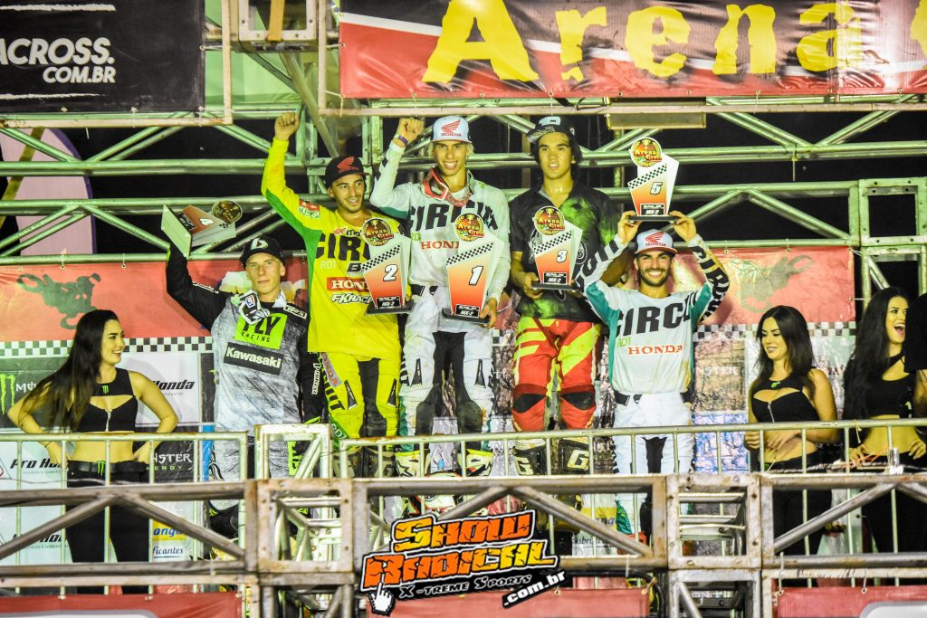 Hector Assun&ccedil;&atilde;o vence a primeira noite de disputas da final do Arena Cross 2019 no Sal&atilde;o Duas Rodas