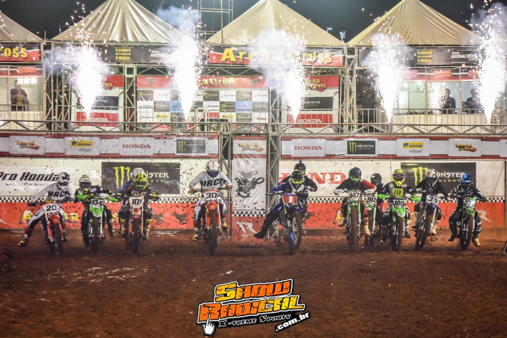 Hector Assun&ccedil;&atilde;o vence a primeira noite de disputas da final do Arena Cross 2019 no Sal&atilde;o Duas Rodas