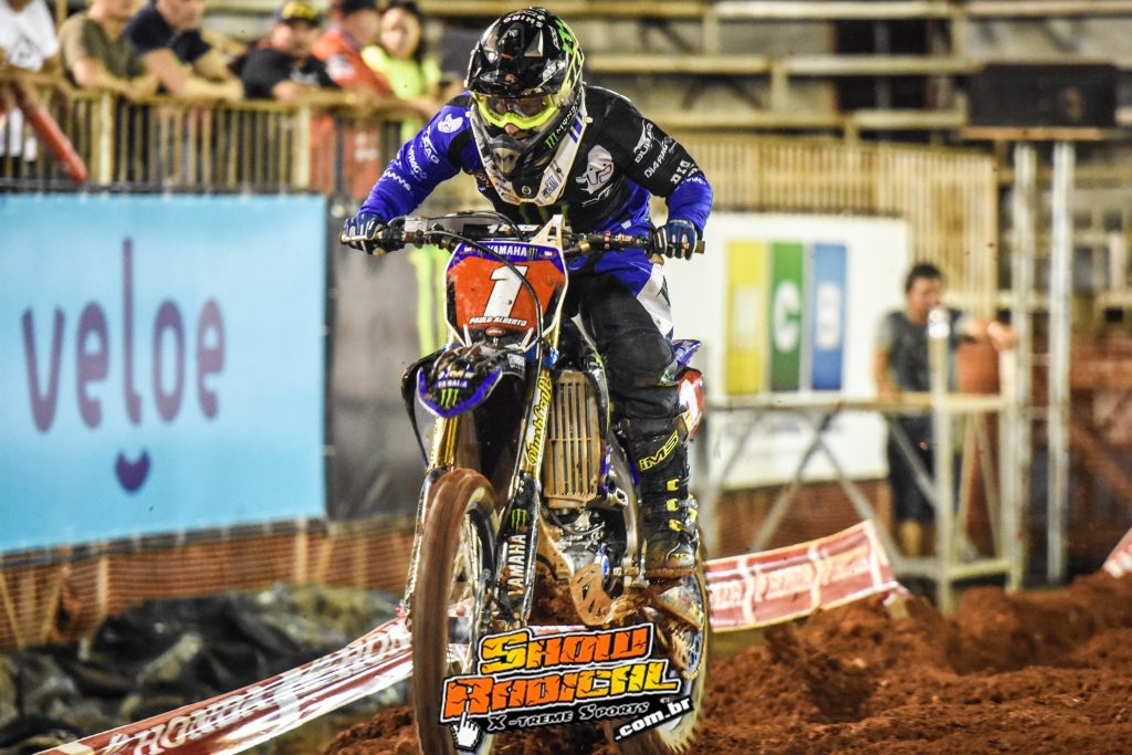 Hector Assun&ccedil;&atilde;o vence a primeira noite de disputas da final do Arena Cross 2019 no Sal&atilde;o Duas Rodas