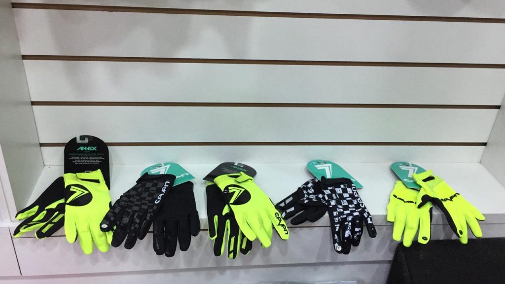 Marca norte americana SEVEN Racing desembarca na loja Giga Racing PY