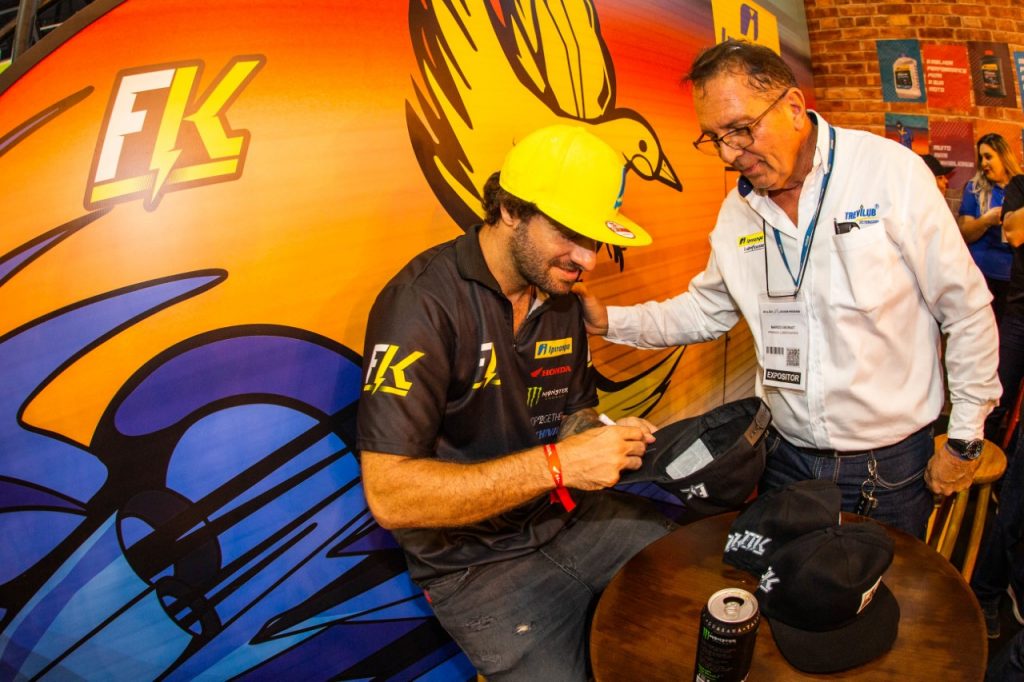 Fred Kyrillos vai al&eacute;m do Freestyle Motocross e mostra outros talentos no Sal&atilde;o das Duas Rodas 2019